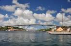 A ponte Rainha Juliana, em Willemstad - Curaçao